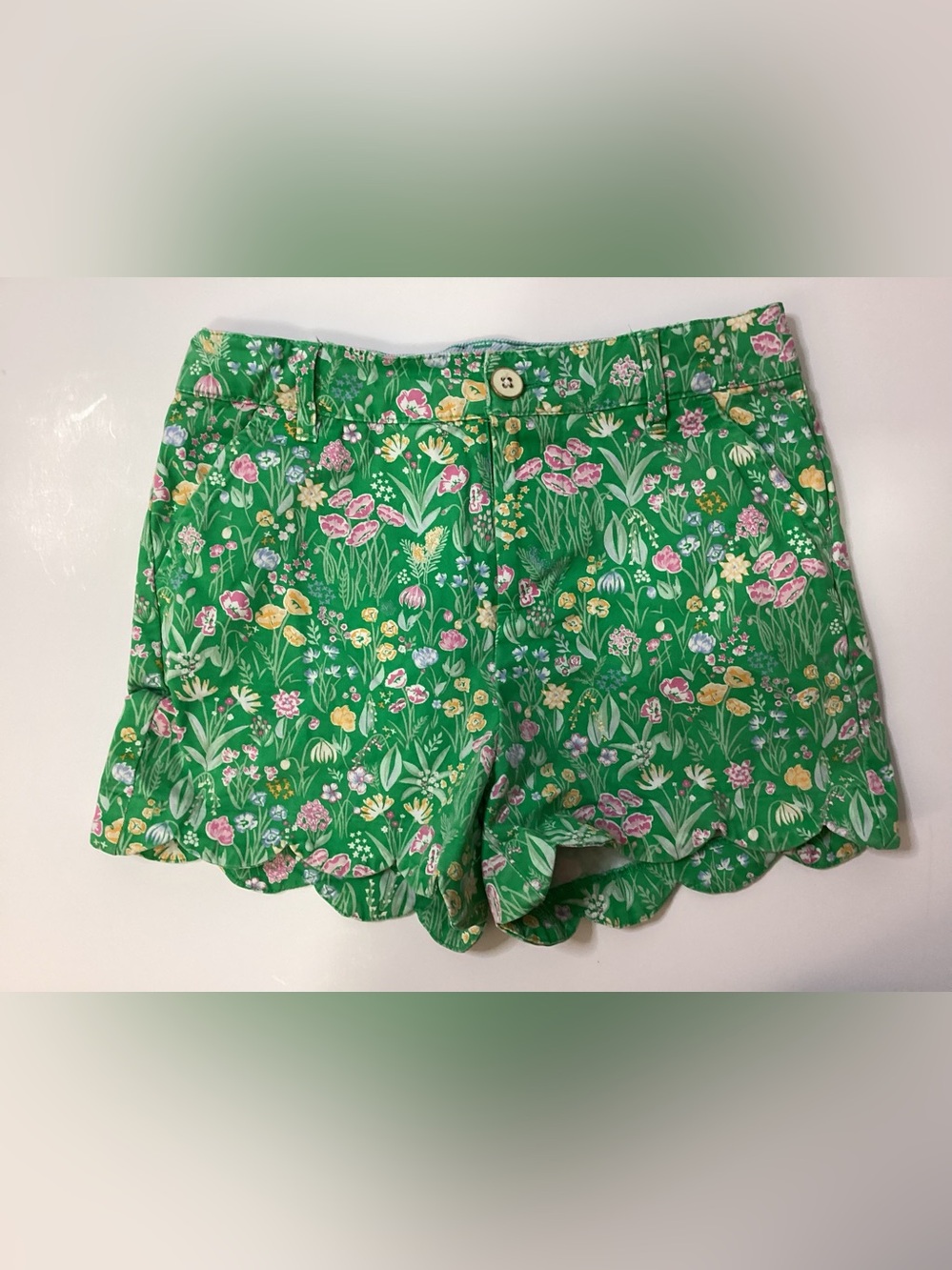 crown & ivy Green Floral Scalloped-Hem Shorts